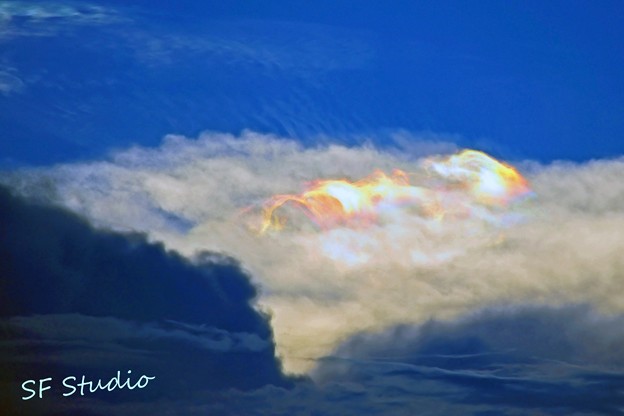 写真: 彩雲　"天空のマグマ”