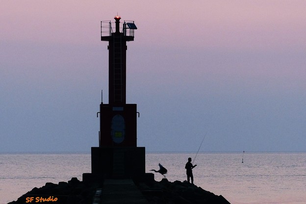 写真: 灯台の朝
