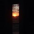写真: 穴からの夕陽