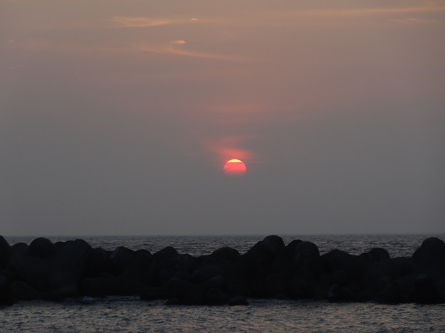 写真: 沈んでいく夕陽