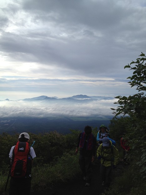 写真: 早朝の富士山は最高だー。みんなまだまだ元気。景色にも感動！