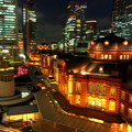 写真: 夜の横から東京駅。