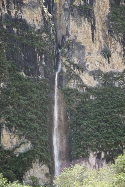 写真: 大岩壁の裂け目から流れ落ちる滝