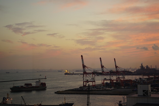 写真: 夕暮れの川崎港