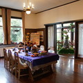 写真: エリスマン邸の食卓