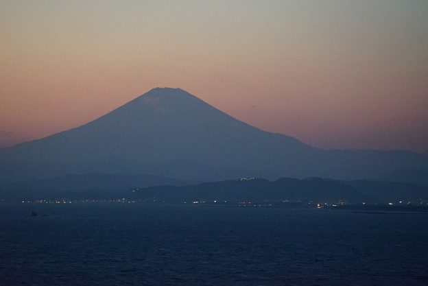 写真: 夕闇の富士山