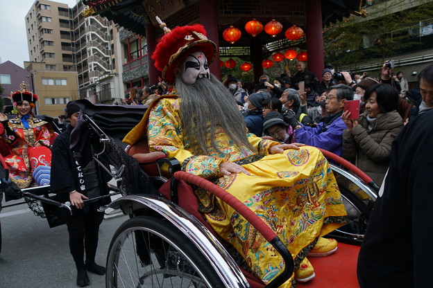 写真: 人力車に乗る皇帝