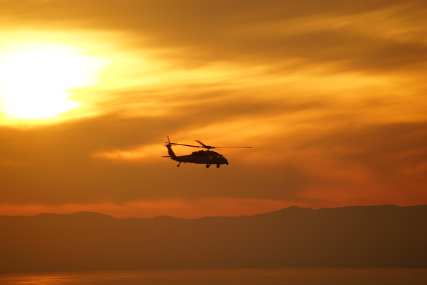 写真: 夕暮れのヘリコプター