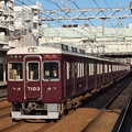 写真: 阪急7000系特急　阪急神戸線駅
