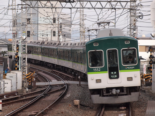 写真: 京阪1000系普通　京阪本線八幡市駅