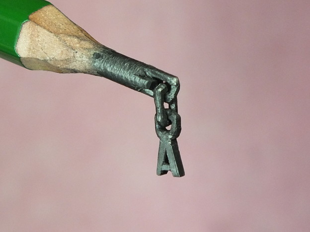 写真: 鉛筆彫刻　Ａ付の鎖