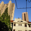 写真: 小区からの青空とマンション