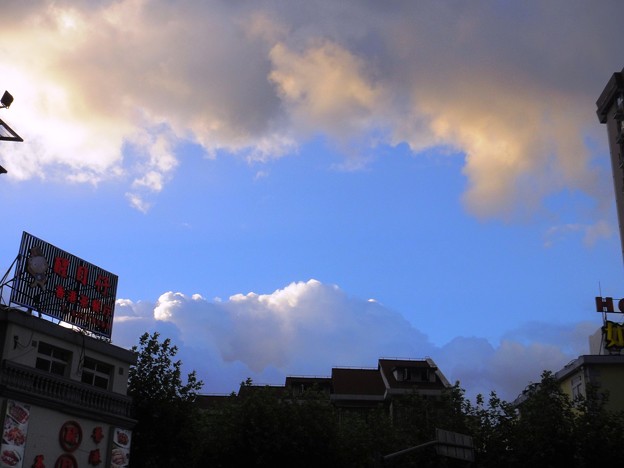 写真: 雲に映る夕日