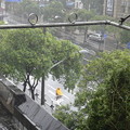 写真: 上海　台風で暴風雨　雨合羽で自転車