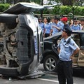 写真: 8-19　反日デモで壊した日本車