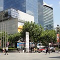 写真: 久光百貨店前の広場と工事