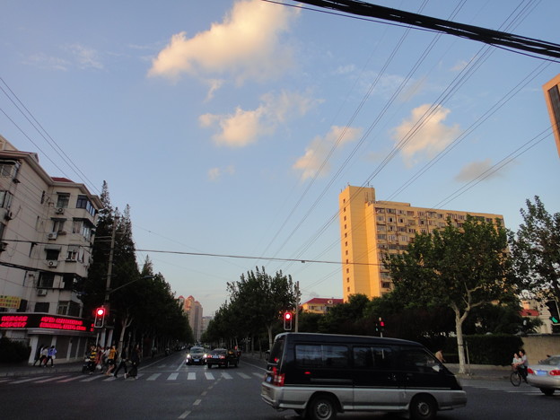 写真: 仙霞路×芙蓉江路交差点と空