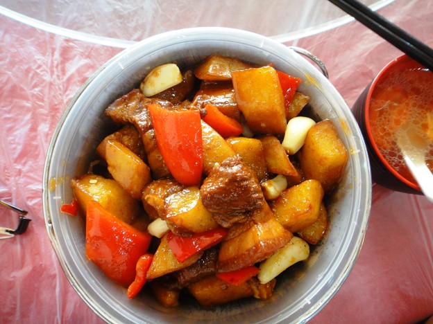 写真: 湘香縁　紅焼肉上土豆木桶飯