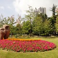 写真: 華山緑地　像と花壇
