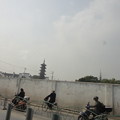 塀と龍華寺の塔