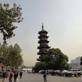 写真: 龍華寺前の塔