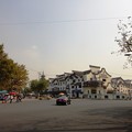 写真: 龍華寺前参道の交差点