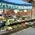 写真: 路上の野菜売店