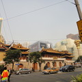 写真: 静安寺と久光百貨店