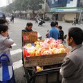 写真: 路上　果物販売店
