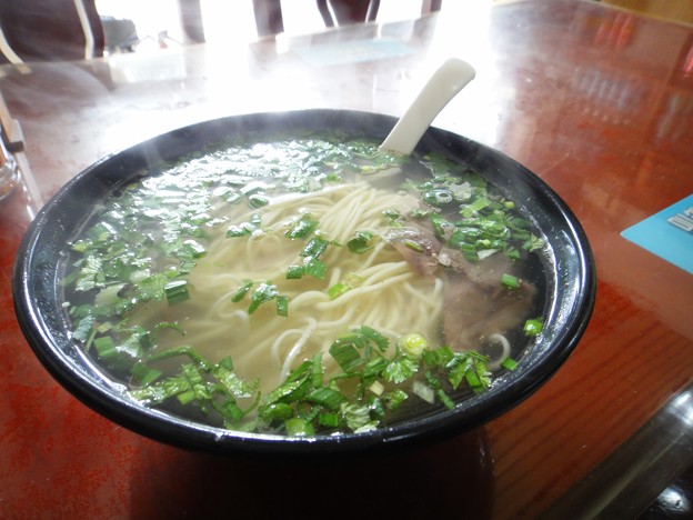 写真: 蘭州拉面　牛肉麺と湯気と葱と香草