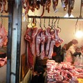 写真: 新鎮宇菜市場　肉売り場　吊るし売り