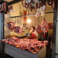 写真: 新鎮宇菜市場　肉売り場ケース無し吊るし売り