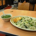 写真: 蘇州湯包　テーブルの上の咸肉菜飯セット