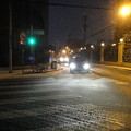 写真: 雪降る交差点