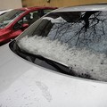 写真: 車フロントガラスの雪