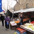 写真: 路地裏市場の果物屋さん