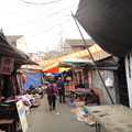 写真: 路地裏市場の通り
