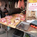 写真: 路地裏市場の肉やさん