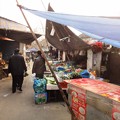写真: 路地裏市場の野菜売り