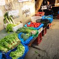 写真: 路地裏市場の野菜売り3