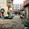 写真: 路地裏市場の野菜売り4