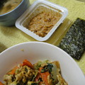 写真: 味噌汁野菜炒め納豆海苔