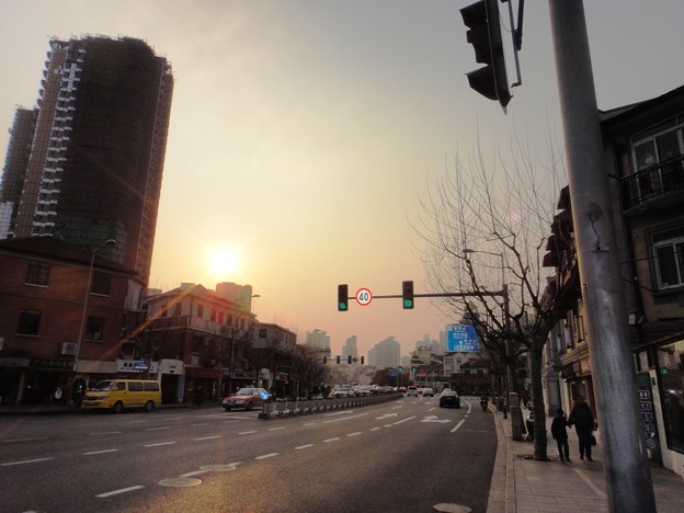 写真: 夕日な華山路