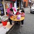 花屋の前で遊ぶ子供たち