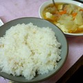 写真: ご飯と野菜スープ
