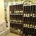 写真: 松坊超市 ワイン棚