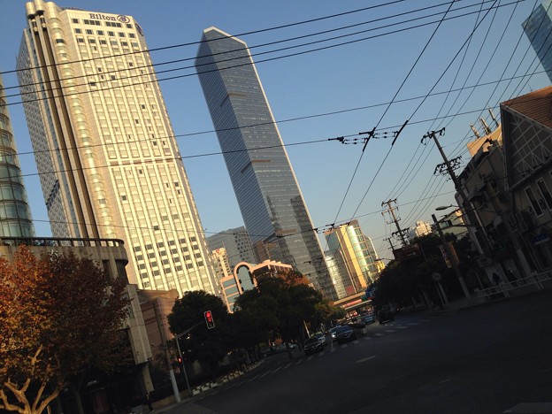 写真: 上海の青空とビル