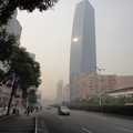 写真: PM2.5で霞む中山公園　龍之夢
