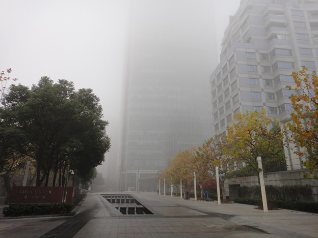 最悪PM2.5　華山路から見るオフィスビル