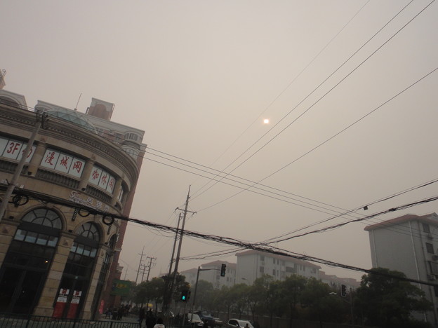最悪濃度のPM2.5　上海の太陽